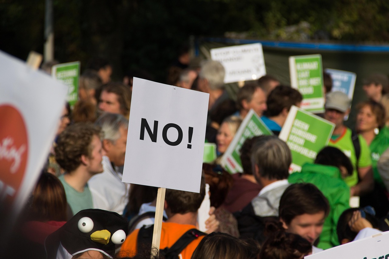 Rund 400 Menschen protestieren im Kondor Gewerbepark gegen AfD-Veranstaltung