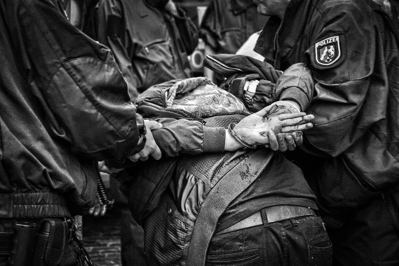 Schlag gegen Kreditbetrüger: Spezialeinsatzkräfte nehmen Verdächtige fest