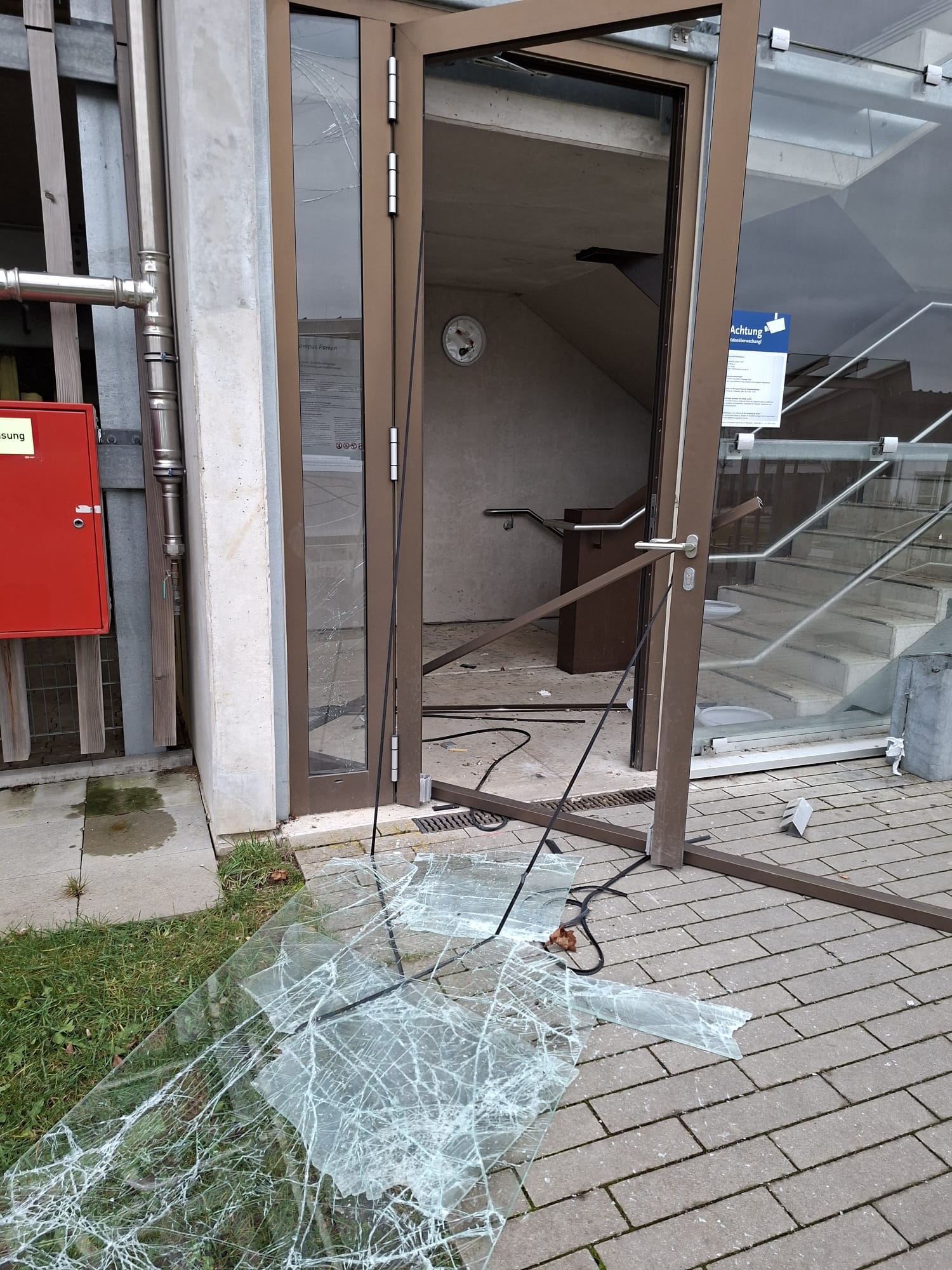 Explosion im Campus-Parkhaus: Böller zerstören Türen und Technik