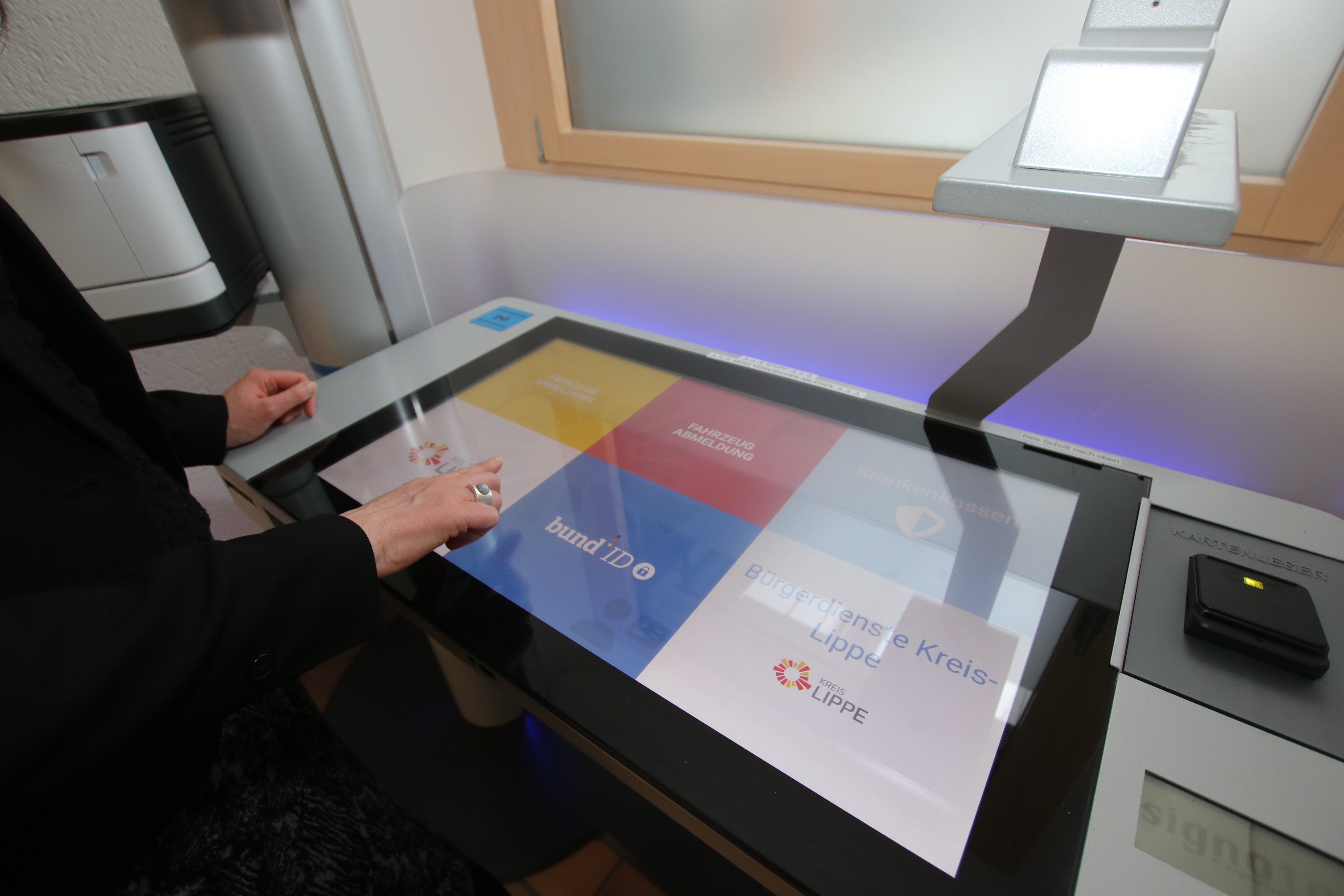 Neues digitales Service-Terminal im Straßenverkehrsamt Detmold – Lemgo Radio