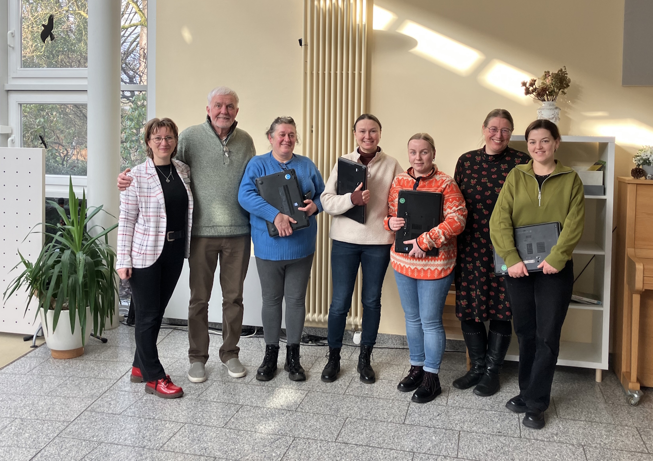 Späte Chance auf Sprache: Gehörlose Ukraine-Geflüchtete starten Integrationskurs Kreis Lippe spendet Laptops