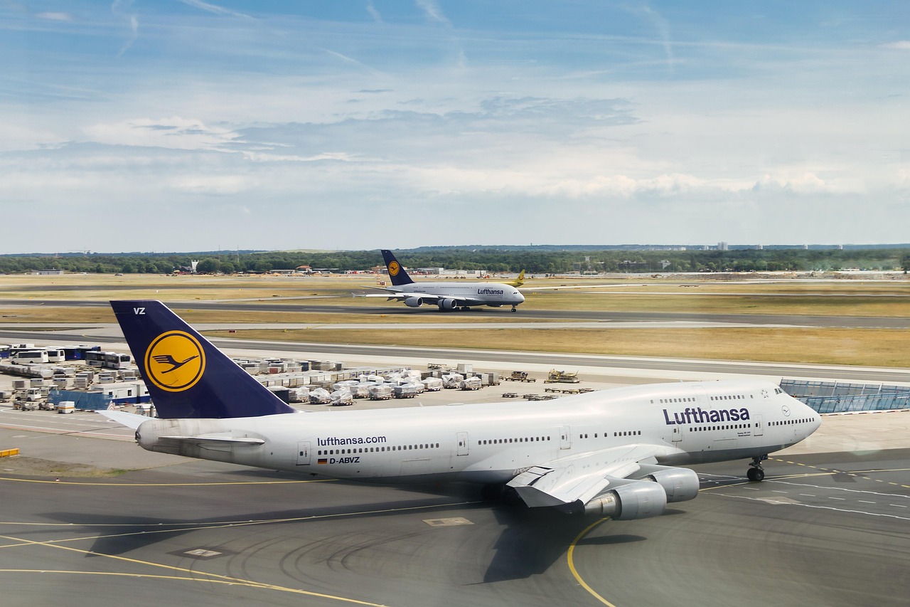 „Pilotenstreik legt Lufthansa lahm: Frankfurt und München mit hunderten Flugausfällen“ 