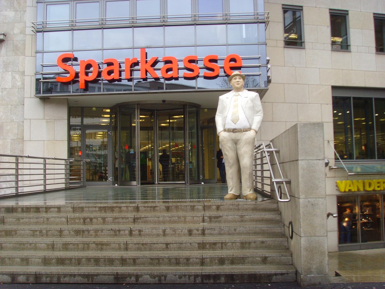 Ehrenamt im Rampenlicht: Sparkasse in Detmold feiert Jubiläum mit besonderem Aktionstag