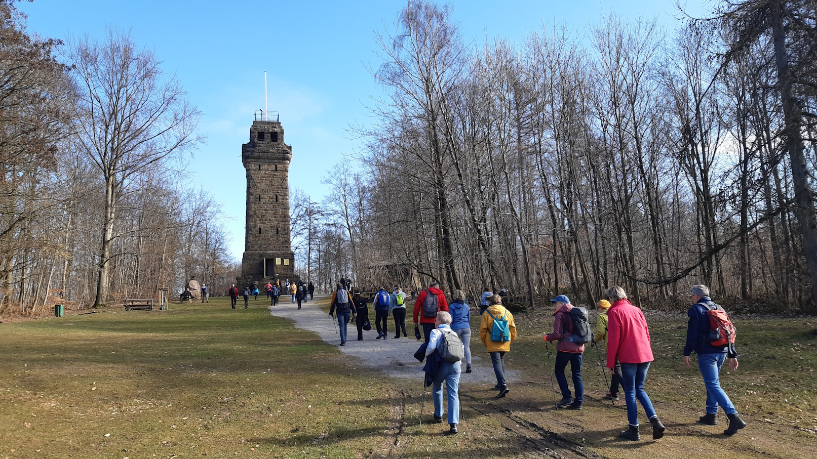 40 Wanderbegeisterte auf dem Hansaweg