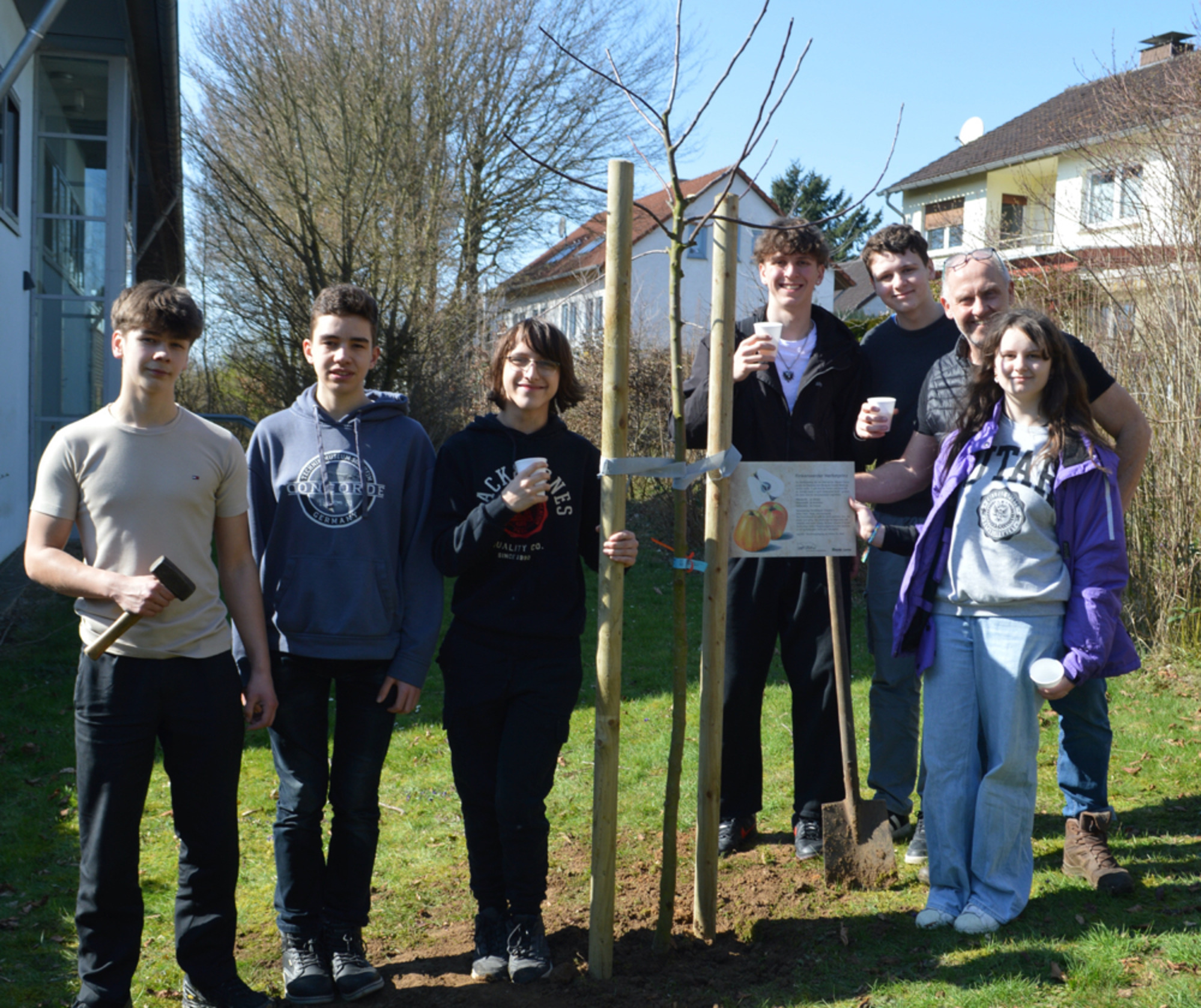 10. Jahrgang der Karla-Raveh-Gesamtschule pflanzt Apfelbaum als bleibendes Andenken – Lemgo Radio