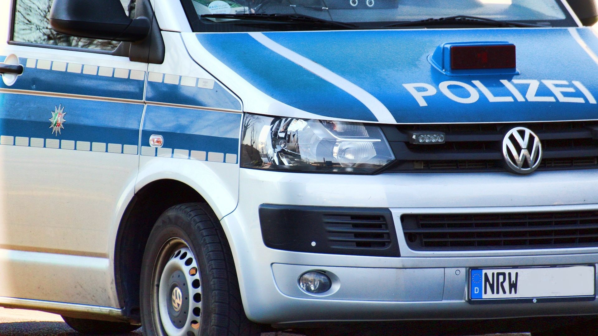 Eskalation bei Verkehrskontrolle in Detmold: Gruppe bedroht Polizei – Lemgo Radio