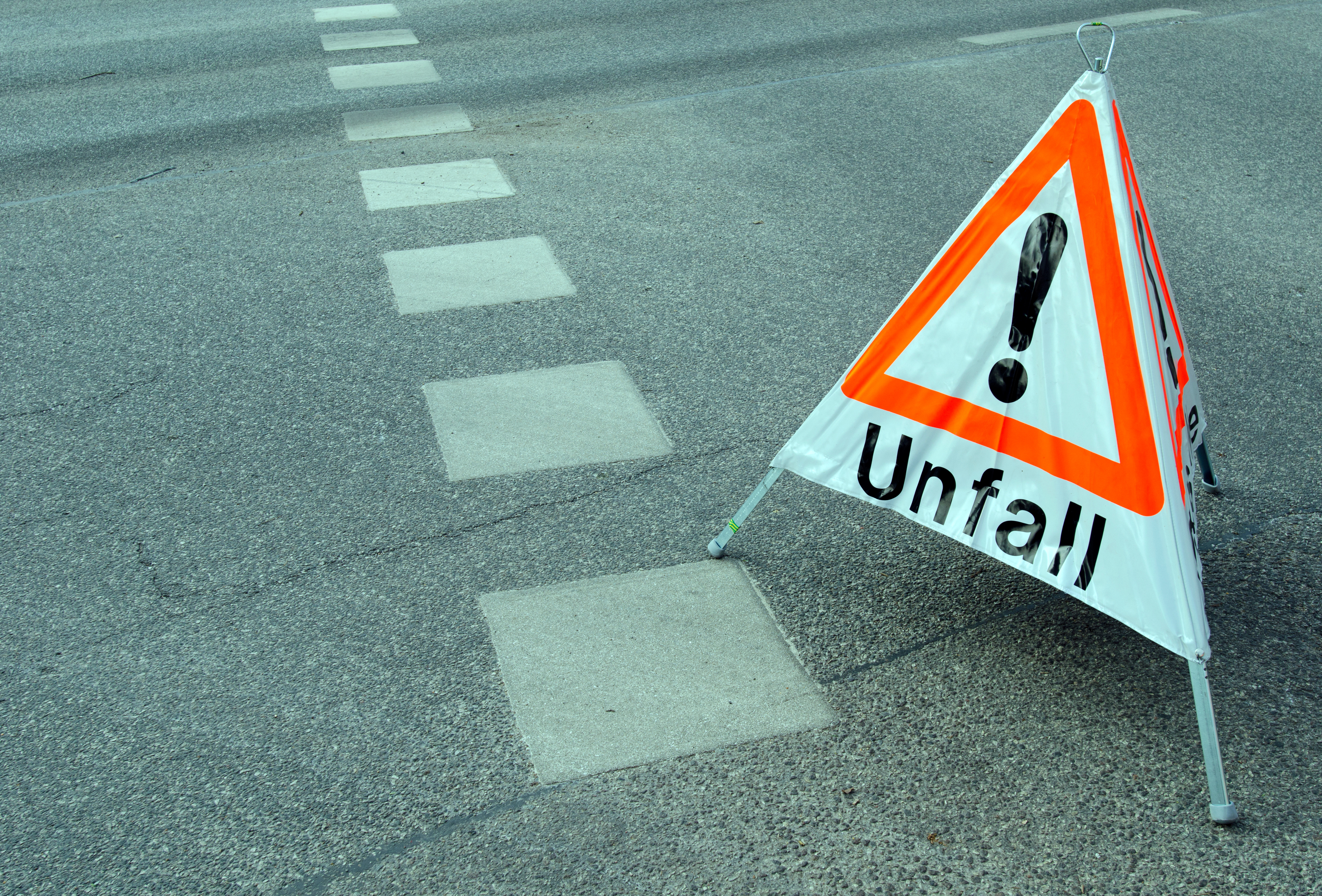 Abkürzung ins Gleisbett endet mit Kran-Einsatz – Autofahrerin bleibt in Baustelle stecken – Lemgo Radio