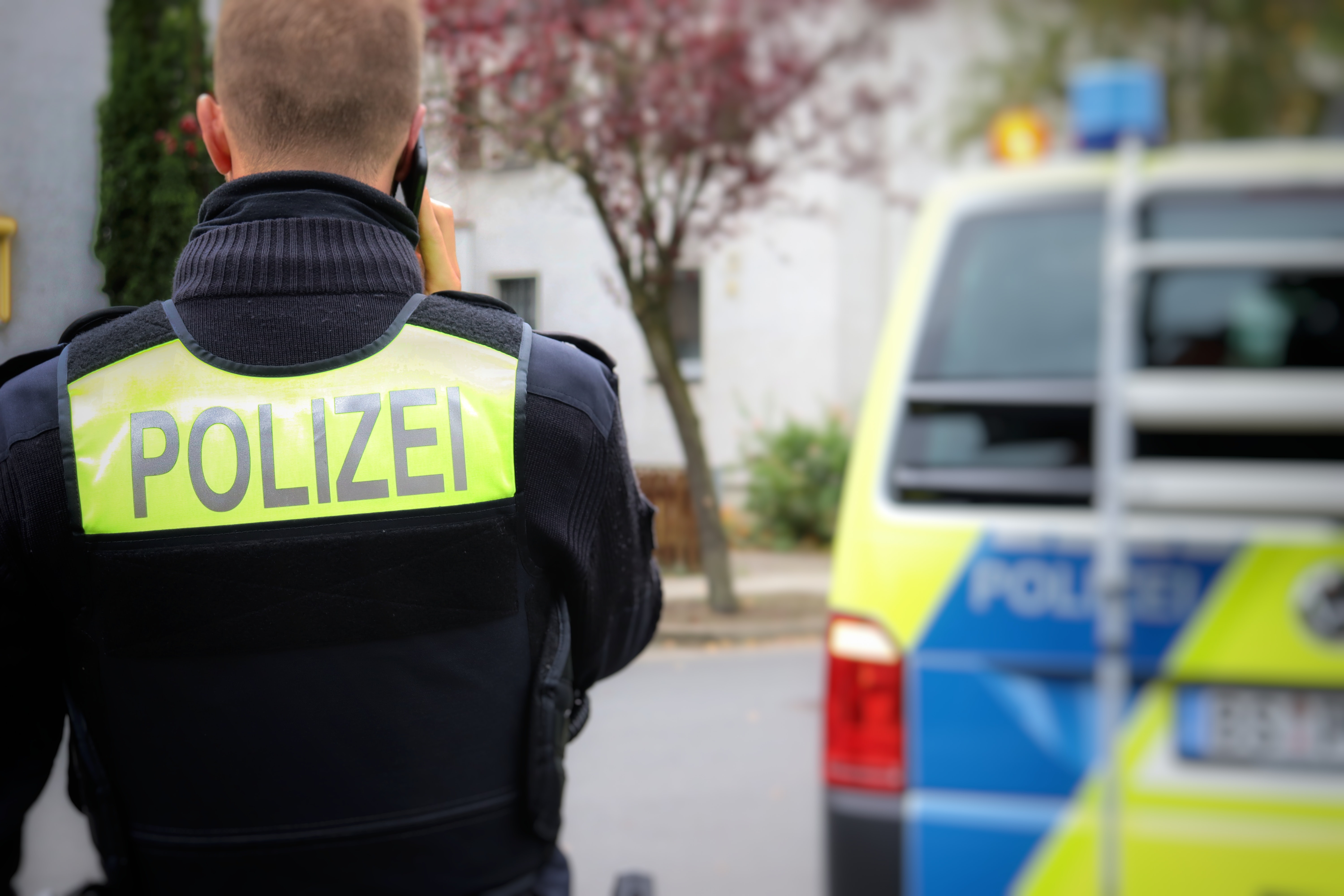 Falsche Polizisten erbeuten Geld: Fahndung nach Betrüger in Bad Salzuflen – Lemgo Radio